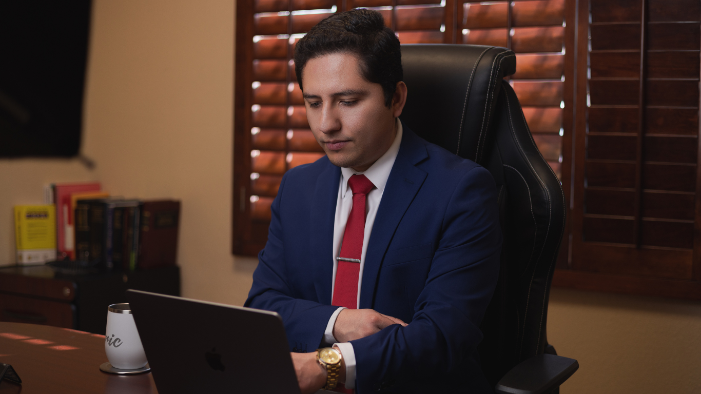 Lic. Eric Lorenzo Casillas Tapia - Abogado inmobiliario en Ciudad Juárez